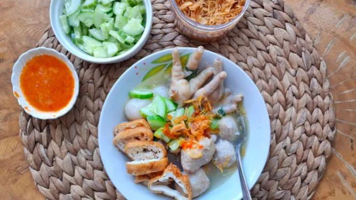MENGGODA SELERA- Resep kuah bakso ceker merupakan sajian yang menggoda selera karena kaya akan rempah.
