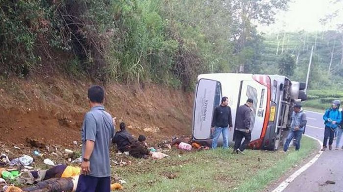 Bus Pariwisata Terguling di Tanjakan Emen, 13 Tewas, Masih Ada Korban Terjepit di Badan Bus