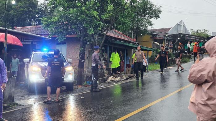 LAKA MAUT, Pedagang Bakso dan 2 Mahasiswa Tewas Ditabrak Truk Molen di Gunungkidul
