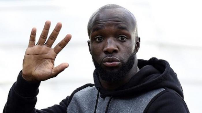 Gelandang Marseille dan tim nasional Perancis, Lassana Diarra, tiba di tempat latihan di Clairefontaine pada 9 November 2015, sebagai persiapan laga uji coba antara Perancis dan Jerman.