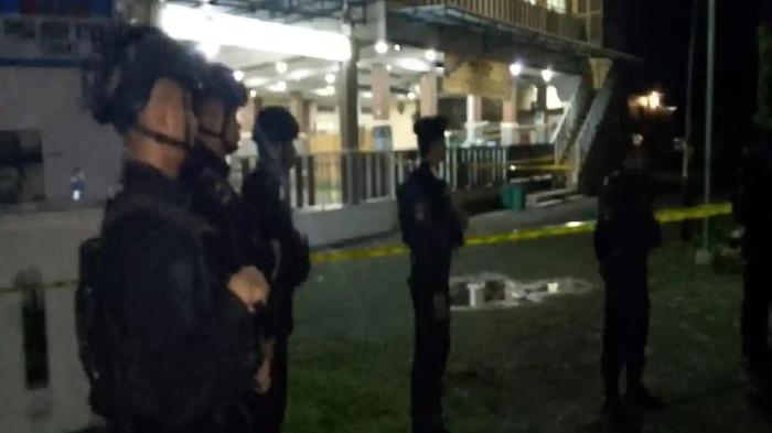 LEDAKAN DI MASJID - Suasana di masjid Perumahan Pesona Regency Kecamatan Patrang Jember, Jawa Timur, Senin (16/3/2026) tengah malam, setelah terjadi ledakan. (TribunJatim.com/Imam Nawawi)