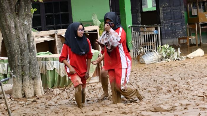 BANJIR- Dua orang siswa di SMA Negeri 1 Batang Anai, Padang Pariaman, Sumatra Barat tampak berjalan di tengah kubangan lumpur yang masuk ke dalam sekolah mereka. Siswa di sana turut terdampak bencana yang terjadi pada November 2025 kemarin.