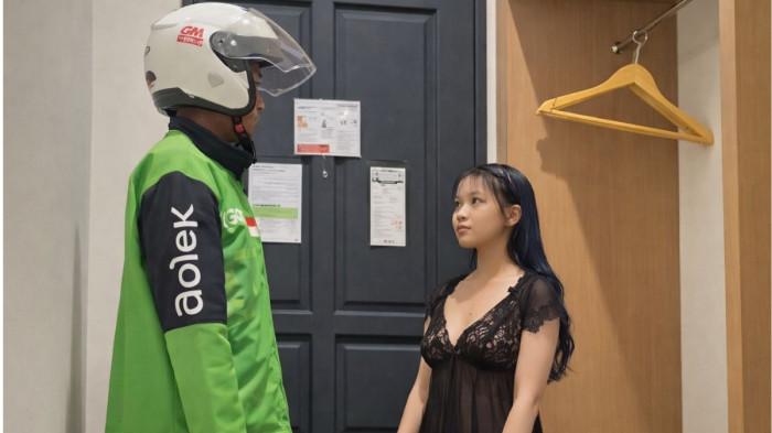 VIRAL- Sebuah potongan video viral ojol di rumah wanita berdaster hitam bikin heboh warganet. Tidak jelas apa konteks viralnya video itu.
