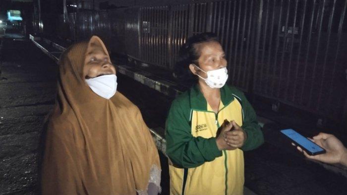 Ani dan Nur Ainun, warga Jalan Tapian Nauli, Kelurahan Teladan Barat, Kecamatan Medan Kota, mengeluhkan pemadaman listrik di saat Pemberlakuan Pembatasan Kegiatan Masyarakat (PPKM) Darurat, Rabu (14/7/2021).(TRIBUN MEDAN/Dok)