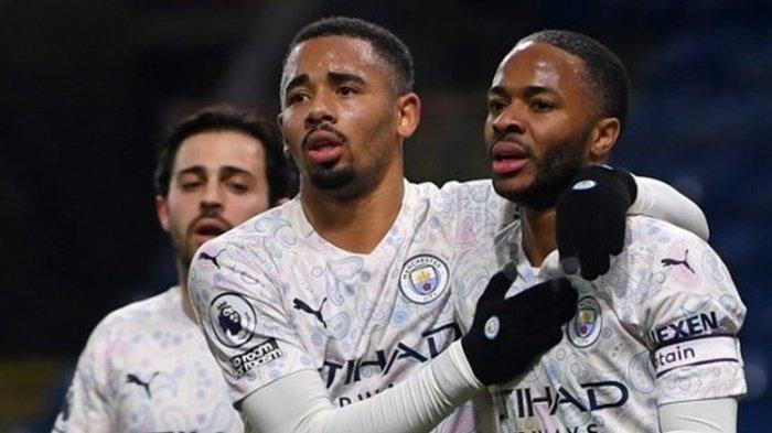 Pemain Manchester City, Gabriel Jesus dan Raheem Sterling, merayakan gol ke gawang Burnley pada laga lanjutan Liga Inggris di Turf Moor, Burnley, pada Kamis (4/2/1/2021) dini hari WIB.