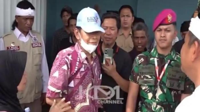 PROTES : Pria bernama Manaf menyewakan ruko protes setelah digusur Dedi Mulyadi lantaran berdiri di aliran sungai.di Karawang. Ternyata sosok Manaf pernah memeriksa BJ Habibie selama tiga hari di Konsulat Jenderal Kedutaan Besar RI di Jerman