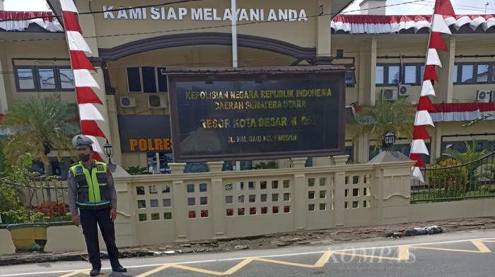 Aparat kepolisian beraktivitas di Kepolisian Resor Kota Besar Medan, Sumatera Utara, Senin (7/8/2023). Seorang tersangka ditangguhkan penahanannya oleh Polrestabes Medan setelah didatangi puluhan aparat Kodam I Bukit Barisan.