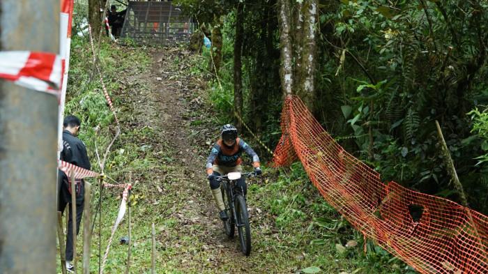 Seorang rider melesat menuruni lintasan curam di Tahura Bikepark saat ajang Downhill “Let’s Rock Party” yang digelar Brimob Polda Sumut dalam rangka HUT Brimob ke-80, Berastagi, (19/10/2025).