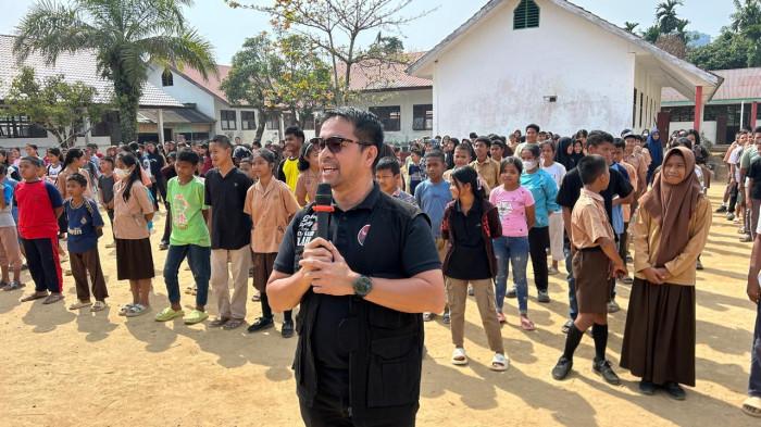 Ketua Panitia Natal Nasional PDI Perjuangan Marianus Gea menyapa siswa sebelum membagikan perlengkapan sekolah di SMAN 1 Sibabangun, Tapanuli Tengah.

 
