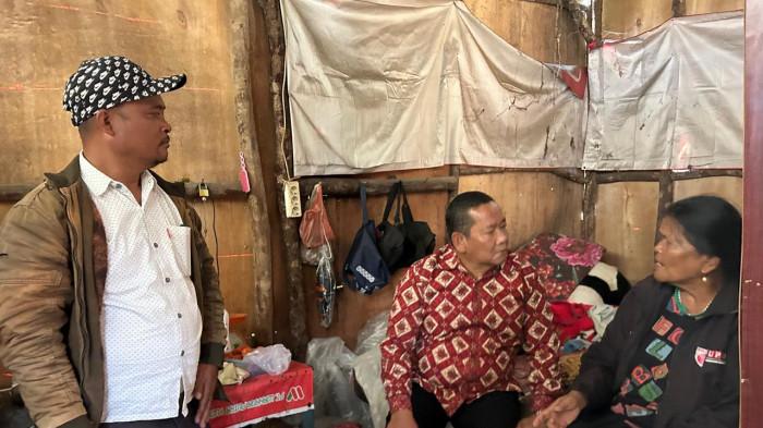 Drs. Rapidin Simbolon, MM, Anggota DPR RI Komisi XIII, bersama Tonny Simanjuntak dan kader PDIP saat mengunjungi rumah gubuk Rupina Boru Sitorus di Desa Tambunan Sunge, Kecamatan Balige, Selasa (16/9/2025). Rapidin menyerahkan bantuan tunai senilai 10 Juta Rupiah sebagai upaya memperbaiki kondisi rumah dan kehidupan Rupina yang hidup dalam kemiskinan.