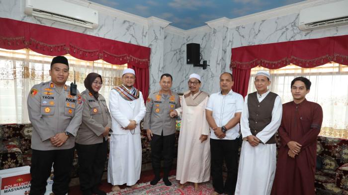 Kapolrestabes Medan Jean Calvijn Simanjuntak bersama pengasuh Pondok Pesantren Al Kautsar Syekh Ali Akbar Marbun, Ketua Alumni Yayasan Habibahrum, Sekretaris Jenderal Alumni Yayasan Sulton Nulhakim Mhd Iqbal, Kasat Binmas AKBP Wenny Moechtar Is, Ps Kasat Intelkam Kompol Lengkap Suherman Siregar, Kapolsek Medan Area AKP M. Ainul Yaqin, serta Ketua Ikatan Mahasiswa Muhammadiyah Rais Prayoga berfoto bersama usai penyerahan simbolis 99 paket bingkisan di Pondok Pesantren Al Kautsar, Jalan Pelajar, Medan Denai, Rabu (11/3/2026). Kebersamaan yang saling merangkul itu menandai silaturahmi Ramadan sekaligus persiapan Safari Ramadan Kapolda Sumatera Utara di lingkungan pesantren.