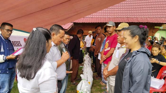 Ketua DPD PDIP Sumut yang juga Anggota DPR RI Drs Rapidin Simbolon MM bersama anggota DPRD Sumut Sorta Ertaty Siahaan membagikan benih jagung kepada warga tiga desa di Kenegerian Buhit, Samosir, Minggu (3/5/2026), sebagai dukungan penguatan sektor pertanian dan ekonomi rumah tangga.
Warga menerima bantuan benih jagung super P32 Singa yang disalurkan DPD PDIP Sumut di Desa Sianting-anting, Kecamatan Pangururan, Kabupaten Samosir, Minggu (3/5/2026). Program ini diharapkan memperkuat ketahanan pangan dan menjadi penopang ekonomi keluarga.