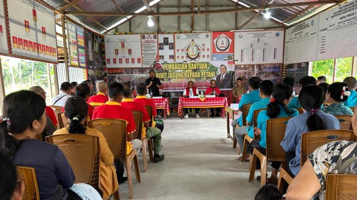 menanamkan semangat kemandirian pangan di hati para petani marhaen.