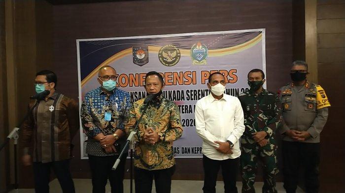 Mendagri Tito Karnavian memberi keterangan pers terkait kegiatan Koordinasi Kesiapan Pilkada Serentak Tahun 2020 di Provinsi Sumut, di Hotel Grand Aston, Jalan Balai Kota Medan, Jumat (3/7/2020). 

