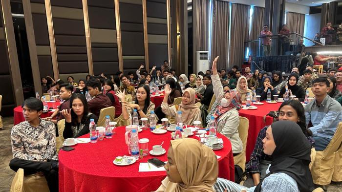 mendengarkan paparan Aryo Seno Bagaskoro di Hotel Polonia Medan