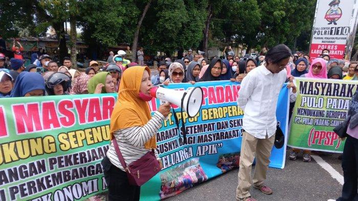 Masyarakat dan Karyawan PKS PT PPSP Pulo Padang Dukung Kinerja Kepolisian: Topang Ekonomi Keluarga