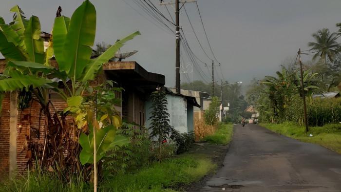 MENDUNG PAGI- Kondisi cuaca mendung di pagi hari di sebuah kawasan Indonesia. Langit tampak gelap.