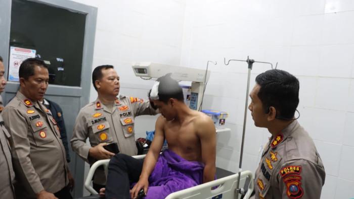 Kapolres Dairi AKBP Otniel Siahaan bersama Wakapolres KOMPOL Diarma Munthe menjenguk personel yang mengalami luka saat pengamanan aksi penolakan PT Gruti, Rabu (12/11/2025).