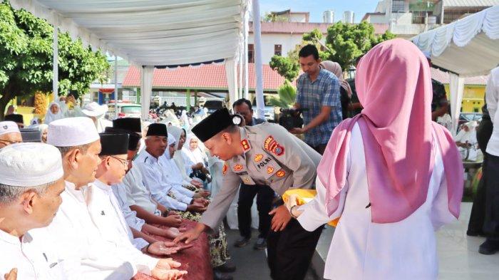 Kapolres Padang Sisimpuan Hadiri Manasik Haji, Gelar Tradsi Tepung Tawar di Pendopo kantor Walikota