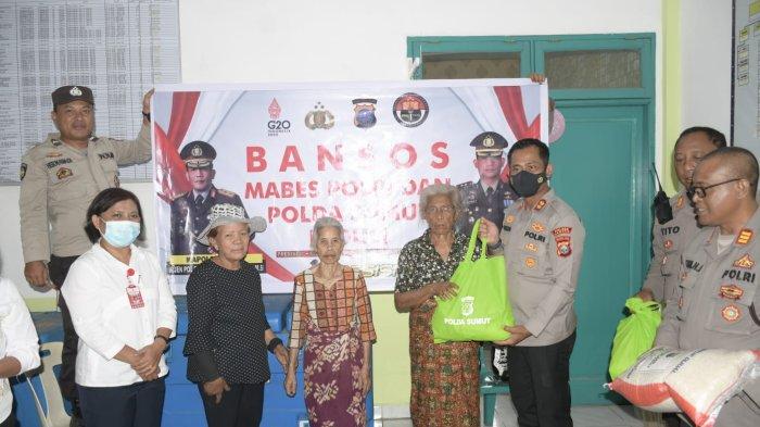 Sambil Galakkan Kembali Vaksinasi, Kapolres Samosir Serahkan Bantuan Pada Lansia Kurang Mampu