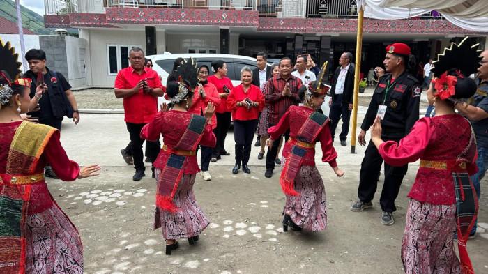 Anggota DPR RI Ribka Tjiptaning mengenakan sepatu bot saat menghadiri perayaan Natal dan doa syukuran awal tahun DPD PDI Perjuangan Sumatera Utara di Pangururan, Kabupaten Samosir, Kamis (8/1/2026). Di sela tugas kemanusiaan di wilayah terdampak bencana, Ribka disambut tari tortor oleh pelaku seni Samosir dan diiringi Ketua DPD PDI Perjuangan Sumut Drs Rapidin Simbolon MM menuju bangku undangan sebagai simbol penghormatan dan kebersamaan.