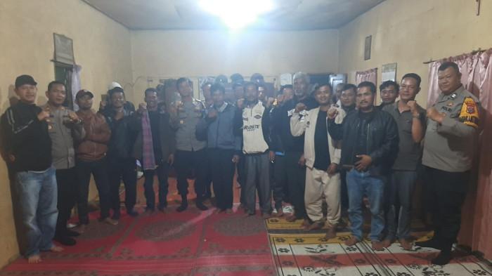 Perwakilan Kelompok Pangihutan Sijabat dan keluarga Parasian Nadeak kembali kompak seperti semula usai mediasi yang difasilitasi Polres Dairi di Dusun Hite Hoting, Sabtu (15/11/2025). Kedua kelompok warga yang sebelumnya berselisih kini menunjukkan kekompakan dan bersepakat menjaga situasi tetap aman.