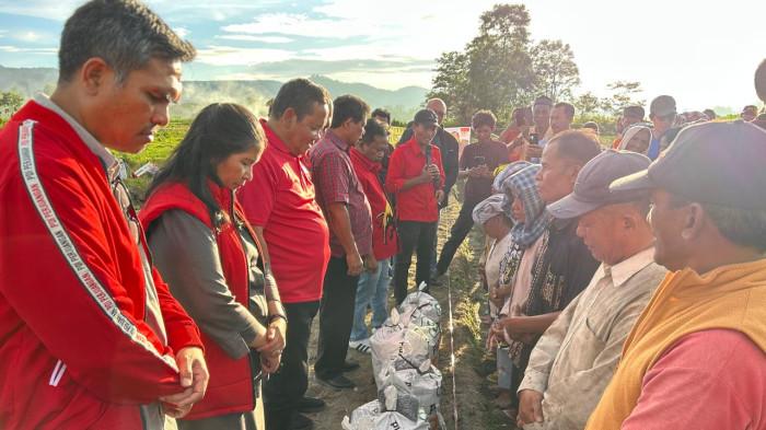 menyerahkan bibit jagung unggul Pioner 32 kepada petani di Balige, Toba, Selasa (30/9/2025).