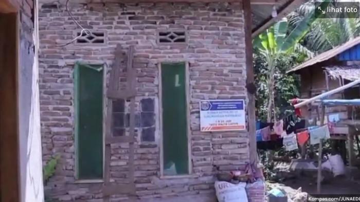 AJAK MINUM RACUN - Warga Mamuju geger setelah menemukan seorang ibu dan tiga anaknya terkulai lemas di dalam rumah. Belakangan diketahui mereka diduga diajak meminum racun yang dicampur ke dalam minuman cokelat. Peristiwa itu terjadi di Kabupaten Mamuju, Sulawesi Barat, Sabtu (9/5/2026) pagi, dan langsung membuat warga sekitar panik.