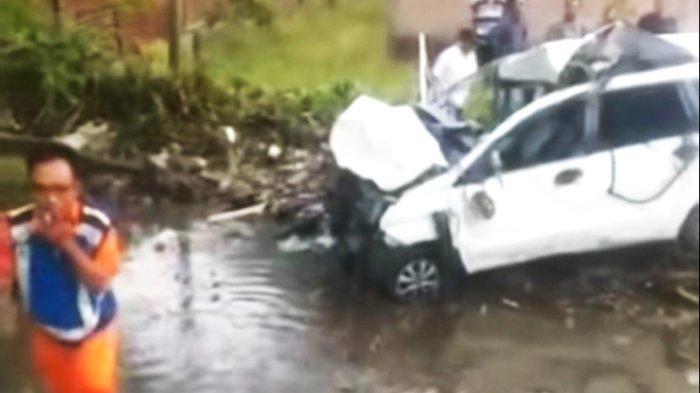 BREAKINGNEWS Mobil Avanza Terguling ke Parit di Tol Belmera, Beredar Kabar Ada Korban Tewas