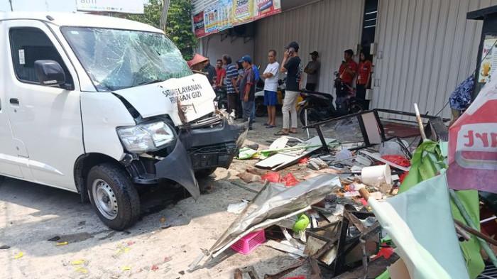 Mobil berstiker SPPG menabrak dua gerobak pedagang di Jalan Kalimantan Raya, Bekasi Timur, Kota Bekasi, Jawa Barat, Selasa (12/5/2026). (Kompas.com)