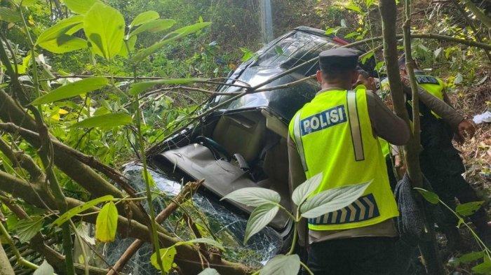 Seorang Balita Tewas, Mobil Avaza Terjun ke Jurang saat Arus Balik di Simalungun