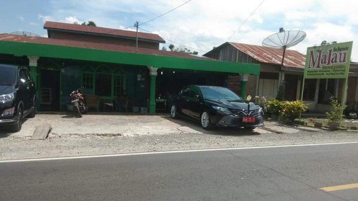 Mobil Dinas Bupati Dairi, Edy Berutu di RM Napinadar Malau 