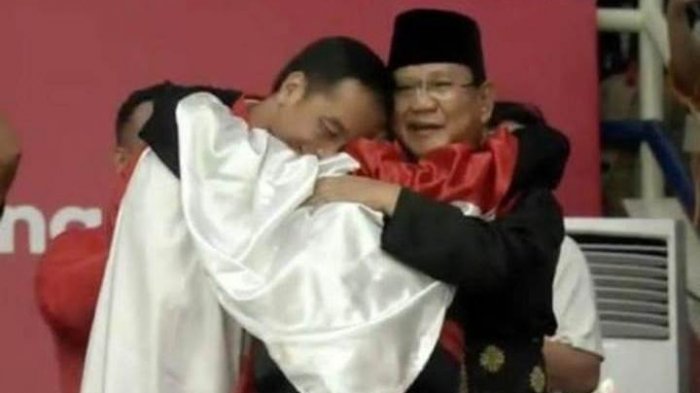 Momen Haru Saat Presiden Jokowi dan Prabowo Berpelukan Berbalut Bendera Merah Putih