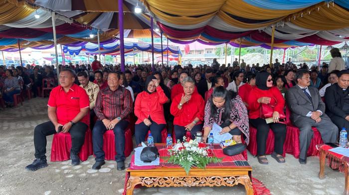 Anggota DPR RI Ribka Tjiptaning bersama Ketua DPD PDI Perjuangan Sumatera Utara Rapidin Simbolon menghadiri perayaan Natal dan doa syukuran awal tahun DPD PDI Perjuangan Sumut di Pangururan, Kabupaten Samosir, Kamis (8/1/2026). Perayaan Natal yang digelar sederhana di lapangan terbuka ini dihadiri ratusan kader dan perwakilan akar rumput, sekaligus menjadi momentum berbagi bingkisan Natal dan peneguhan nilai toleransi, solidaritas, dan kemanusiaan.
