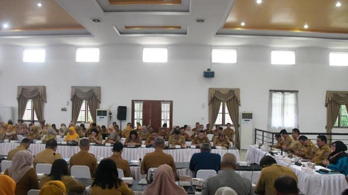 Bupati Deli Serdang, dr H Asri Ludin Tambunan dan Wakil Bupati, Lom Lom Suwondo SS menghadiri Sosialisasi Penataan Tenaga Non-ASN di Lingkungan Pemkab Deli Serdang Tahun 2025 di Aula Cendana, Lantai II Kantor Bupati Deli Serdang, Selasa (30/12/2025). Berdasarkan Undang-Undang Nomor 20 Tahun 2023 tentang Aparatur Sipil Negara (ASN), mulai Januari 2026, tidak ada lagi tenaga honorer di seluruh instansi pemerintah, baik pusat maupun daerah