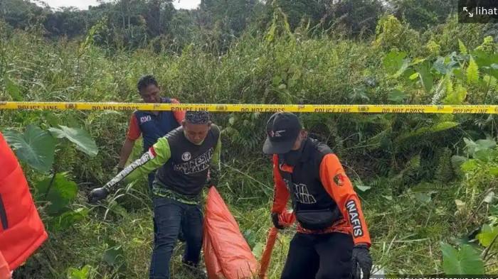 DITEMUKAN DALAM KARUNG - Inafis Polresta Samarinda evakuasi potongan tubuh di Samarinda. Kasus terungkap dari dua bocah yang menemukan karung berisi potongan tubuh saat bermain di Gang Nawasari. Korban diduga dimutilasi menjadi tujuh bagian dan ditemukan di dua lokasi berbeda.