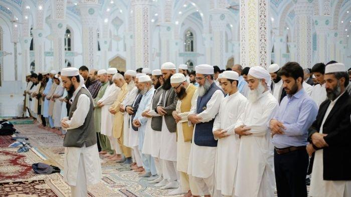 SHALAT BERJEMAAH- Ilustrasi umat muslim saat melaksanakan shalat berjemaah di dalam masjid.