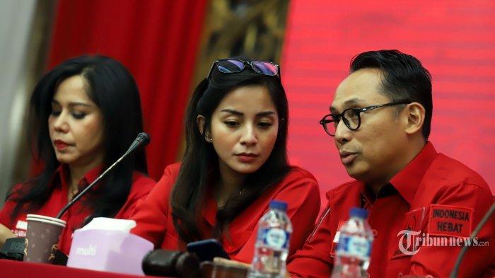 Artis yang maju sebagai calon legislatif dari PDIP Nico Siahaan (kanan), Kirana Larasati (tengah) dan Iis Sugiarto (kiri) memberikan keterangan terkait perayaan 90 tahun Sumpah Pemuda di Kantor DPP PDIP Menteng, Jakarta, Selasa (23/10/2018). Nico diperiksa KPK terkait aliran dana dari Bupati Cirebon Sunjaya yang kena OTT KPK, untuk acara ini 