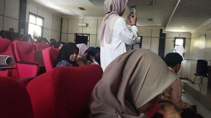 Suasana diskusi dalam Nobar Pesta Babi di Kampus UIN Suska Riau, Rabu (13/5/2026). Gelaran nobar film dokumenter Pesta Babi terhenti karena listrik mendadak padam. (Tribun Pekanbaru/Fernando)