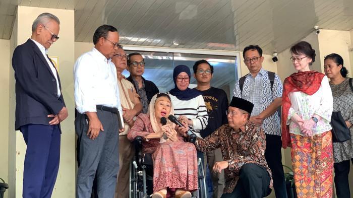JENGUK AKTIVIS DI RUTAN – Sejumlah tokoh Gerakan Nurani Bangsa, dipimpin Sinta Nuriyah Wahid bersama Inaya Wahid, menjenguk aktivis di Rutan Polda Metro Jaya, Jakarta, Selasa (23/9/2025). Mereka juga menyerahkan surat resmi berisi permintaan pembebasan tahanan.