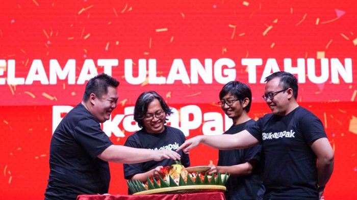 COO Bukalapak, Willix Halim bersama CEO Bukalapak, Achmad Zaky dan CTO Bukalapak Nugroho Herucahyono, serta CFO Bukalapak, Fajrin Rasyid memotong tumpeng bersama dalam perayaan HUT yang ke-8 Bukalapak