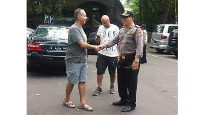 Warga Termangu, Sang Pangeran Arab Saudi Turun dari Mercy Berkaus Oblong Kusut dan Celana Ponggol