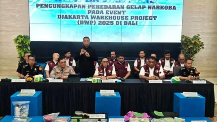 NARKOBA MUSIK DUGEM - Bareskrim Polri menggagalkan peredaran gelap narkotika yang diduga akan diedarkan menjelang pelaksanaan Djakarta Warehouse Project (DWP) 2025 di Bali. Narkoba yang diamankan berbagai jenis kokain, sabu dan ekstasi dimana 17 orang diamanka