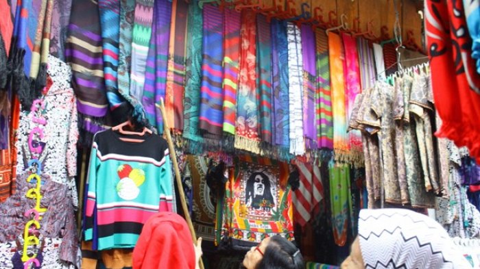 Pedagang Suvenir Parapat Berharap Momen Libur Panjang Tambah Pemasukkan