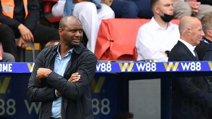Manajer Crystal Palace Patrick Vieira menyaksikan pertandingan laga antara Crystal Palace dan Tottenham Hotspur di Selhurst Park, Sabtu (11/9/2021) waktu setempat.
