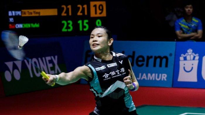 Pebulu tangkis tunggal putri Taiwan, Tai Tzu Ying mengembalikan bola ke arah pasangan asal Cina, Chen Yufei dalam partai final Indonesia Open 2018 di Istora Senayan, Jakarta, Minggu (8/7/2018). Pebulu tangkis tunggal putri Taiwan Tai Tzu Ying menang dengan skor 21-23, 21-15 dan 21-9.