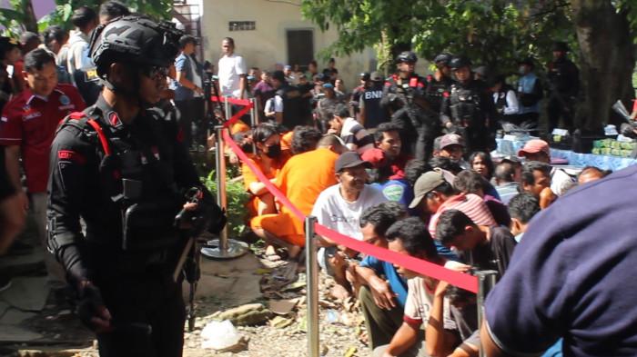 Personel Satuan Brimob Polda Sumut menyerahkan bantuan perlengkapan taktis kepada BNNP Sumatera Utara sebelum pelaksanaan Operasi Terpadu Kampung Narkoba di Medan, awal November 2025. Dukungan ini menjadi wujud sinergi antarinstansi dalam memberantas peredaran narkotika di Sumatera Utara.