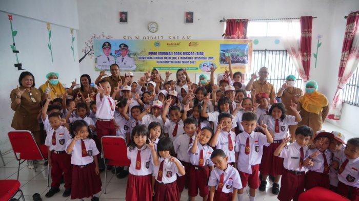 Ketua TP PKK Pakpak Bharat Ny. Juniatry Franc Bernhard Tumanggor mengunjungi SD Negeri 030412 Salak untuk Pencanangan Pelaksanaan Bulan Imunisasi Anak Sekolah (BIAS) dan Human Papiloma Virus (HPV) Kabupaten Pakpak Bharat yang diselenggarakan oleh Dinas Kesehatan Kabupaten Pakpak Bharat dan UPT Puskesmas Salak, Rabu (16/7/2023). Ny. Juniatry hadir di sana, memberikan motivasi bagi seluruh peserta didik akan pentingnya imunisasi ini. (Diskominfo)