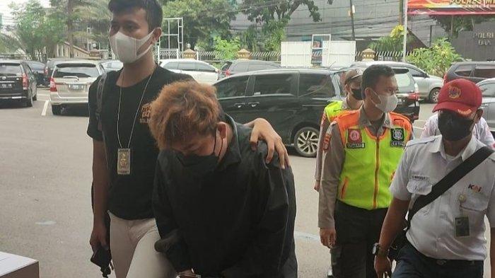 Kronologi Pria Berambut Pirang Lecehkan Perempuan di Kereta Rel Listrik