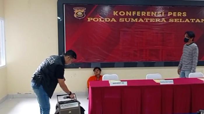 PELAKU PEMBUNUHAN- Febrinto, pelaku pembunuhan terhadap Anti Puspita Sari (22) alias AP yang ditemukan tewas di hotel Lendosis Palembang pada sabtu lalu (11/10/2025), dihadirkan saat persiapan jumpa pers di Mapolda Sumsel, Kamis (16/10/2025).